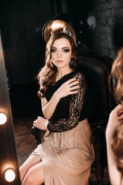 Bireysellik. Siyah bal ayakta koyu arka planı yansıtmadaki yakınındaki düşünceli zarif bayan. moda düzeltisiz atış