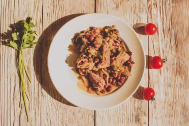 Ev yapımı sağlıklı gıda et ve lahana, ekmek, kırmızı biber ve sarımsak hazır olması servis, kavramı ile biberli fasulye güveç