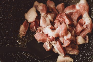 Gıda ingridients: eti, soğan, zencefil Komposto tarifi fasulye etli bir tükenmez kalemle bir ocakta kızartma için. Yemek, yemek hazırlama işlemi adımlar. Ev yapımı sağlıklı gıda kavramı.