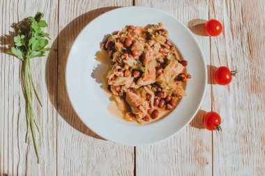 Ev yapımı sağlıklı gıda et ve lahana, ekmek, kırmızı biber ve sarımsak hazır olması servis, kavramı ile biberli fasulye güveç