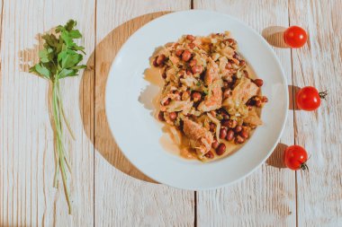 Ev yapımı sağlıklı gıda et ve lahana, ekmek, kırmızı biber ve sarımsak hazır olması servis, kavramı ile biberli fasulye güveç