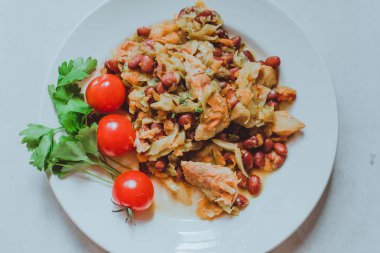 Ev yapımı sağlıklı gıda et ve lahana, ekmek, kırmızı biber ve sarımsak hazır olması servis, kavramı ile biberli fasulye güveç