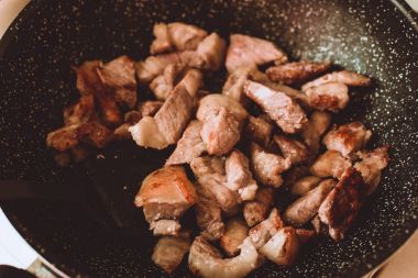 Gıda ingridients: eti, soğan, zencefil Komposto tarifi fasulye etli bir tükenmez kalemle bir ocakta kızartma için. Yemek, yemek hazırlama işlemi adımlar. Ev yapımı sağlıklı gıda kavramı.