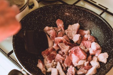 Gıda ingridients: eti, soğan, zencefil Komposto tarifi fasulye etli bir tükenmez kalemle bir ocakta kızartma için. Yemek, yemek hazırlama işlemi adımlar. Ev yapımı sağlıklı gıda kavramı.