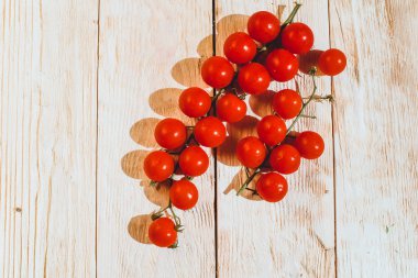 ahşap masa arka plan kopya alanı ile domates