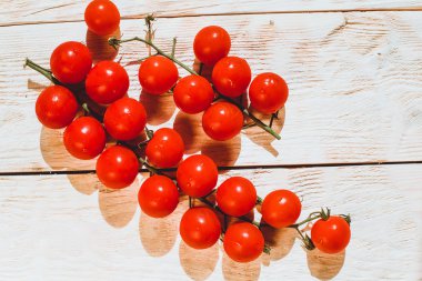 ahşap masa arka plan kopya alanı ile domates