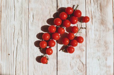 ahşap masa arka plan kopya alanı ile domates