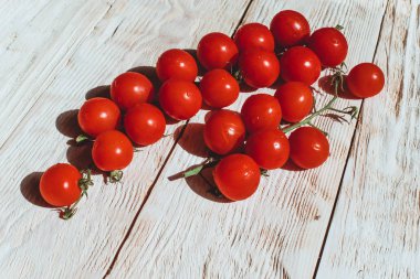 ahşap masa arka plan kopya alanı ile domates