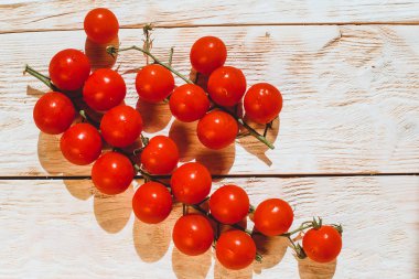 ahşap masa arka plan kopya alanı ile domates