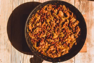 Gıda ingridients: eti, soğan, zencefil Komposto tarifi fasulye etli bir tükenmez kalemle bir ocakta kızartma için. Yemek, yemek hazırlama işlemi adımlar. Ev yapımı sağlıklı gıda kavramı.