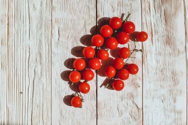 ahşap masa arka plan kopya alanı ile domates