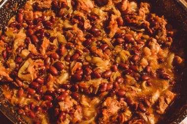 Gıda ingridients: eti, soğan, zencefil Komposto tarifi fasulye etli bir tükenmez kalemle bir ocakta kızartma için. Yemek, yemek hazırlama işlemi adımlar. Ev yapımı sağlıklı gıda kavramı.