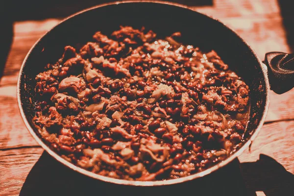 Пищевые ингредиенты: мясо, лук, имбирь для рецепта тушеная фасоль с мясом жарки в ручке на плите. Шаги в приготовлении пищи, процесс приготовления пищи. Концепция домашнего здорового питания . — стоковое фото