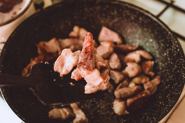 食品 ingridients: 肉、タマネギ、ストーブの上にペンでフライパン肉と煮込みのレシピ豆の生姜。料理、食品を準備するプロセスの手順です。自家製の健康食品の概念. — ストック写真