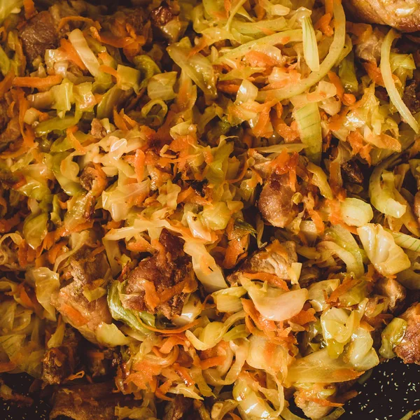 食品 ingridients: 肉、タマネギ、ストーブの上にペンでフライパン肉と煮込みのレシピ豆の生姜。料理、食品を準備するプロセスの手順です。自家製の健康食品の概念. — ストック写真