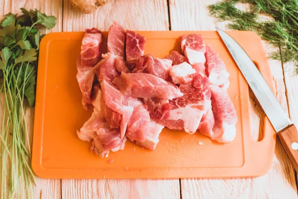 Lebensmittel Zutaten: Fleisch, Zwiebeln, Ingwer für Rezept geschmorten Bohnen mit Fleisch auf Holzgrund. Schritte beim Kochen, Prozess der Zubereitung von Lebensmitteln. Konzept der hausgemachten gesunden Ernährung. — Stockfoto