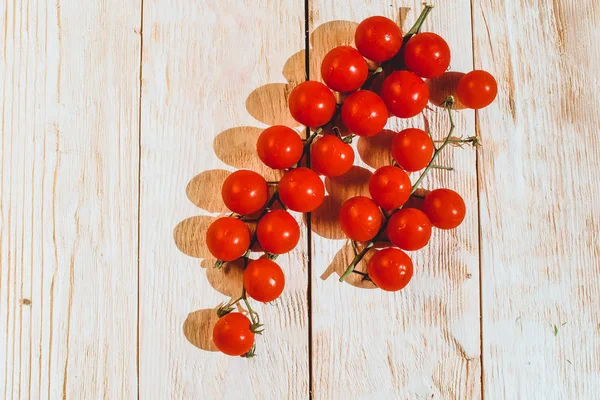 ahşap masa arka plan kopya alanı ile domates