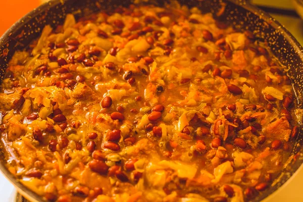 Ingredientes alimentarios: carne, cebolla, jengibre para receta de frijoles guisados con carne frita en un corral sobre una estufa. Pasos en la cocina, proceso de preparación de alimentos. Concepto de comida sana casera . —  Fotos de Stock