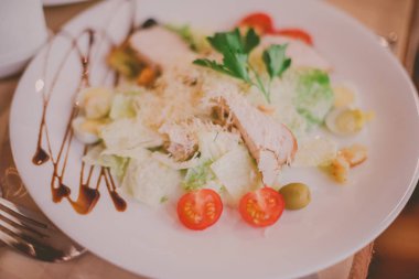 Klasik reçete üzerinde hazırlanan Sezar salatası.