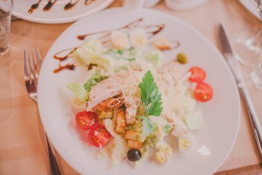 Klasik reçete üzerinde hazırlanan Sezar salatası.