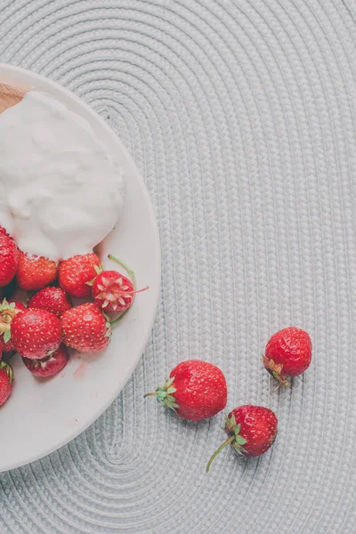 Ramo de plátanos y fresas. Filtros de Instagram estilo foto tonificado. Concepto de desayuno saludable. Aplanado —  Fotos de Stock