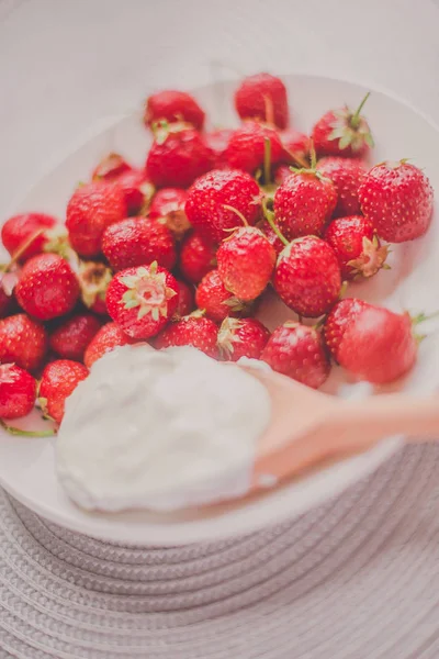 Un paquet de bananes et de fraises. Filtres Instagram style photo tonique. Concept de petit déjeuner sain. Flatlay — Photo