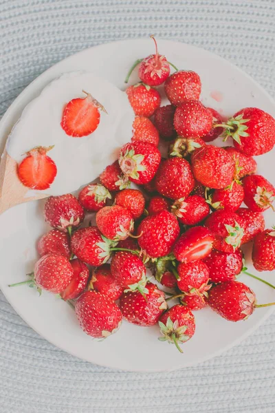 Un paquet de bananes et de fraises. Filtres Instagram style photo tonique. Concept de petit déjeuner sain. Flatlay — Photo