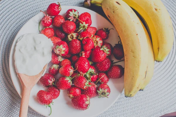Bunch of bananas and strawberries. Photo toned style Instagram filters. Concept of healthy breakfast — Stock Photo, Image