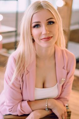 Ayna makyaj odasında yakınındaki poz makyaj sanatçı olumlu güzel sarışın kadın