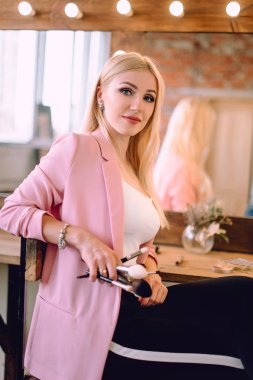 Ayna makyaj odasında yakınındaki poz makyaj sanatçı olumlu güzel sarışın kadın