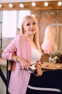 Ayna makyaj odasında yakınındaki poz makyaj sanatçı olumlu güzel sarışın kadın