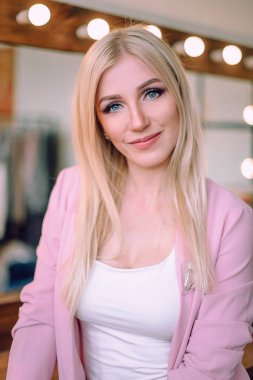 Ayna makyaj odasında yakınındaki poz makyaj sanatçı olumlu güzel sarışın kadın