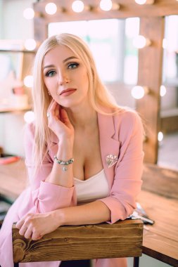 Ayna makyaj odasında yakınındaki poz makyaj sanatçı olumlu güzel sarışın kadın