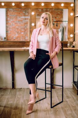 Ayna makyaj odasında yakınındaki poz makyaj sanatçı olumlu güzel sarışın kadın