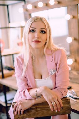 Ayna makyaj odasında yakınındaki poz makyaj sanatçı olumlu güzel sarışın kadın