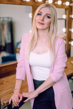 Ayna makyaj odasında yakınındaki poz makyaj sanatçı olumlu güzel sarışın kadın