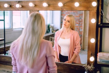 Ayna makyaj odasında yakınındaki poz makyaj sanatçı olumlu güzel sarışın kadın