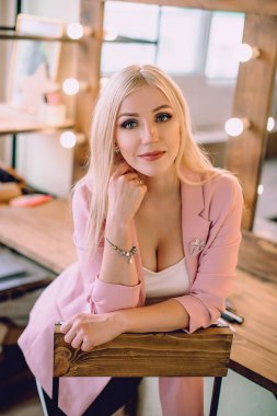 Ayna makyaj odasında yakınındaki poz makyaj sanatçı olumlu güzel sarışın kadın