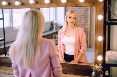 Ayna makyaj odasında yakınındaki poz makyaj sanatçı olumlu güzel sarışın kadın