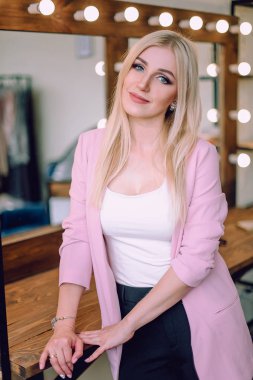 Ayna makyaj odasında yakınındaki poz makyaj sanatçı olumlu güzel sarışın kadın