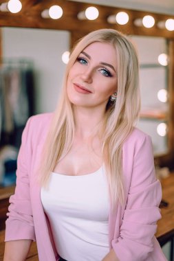 Ayna makyaj odasında yakınındaki poz makyaj sanatçı olumlu güzel sarışın kadın