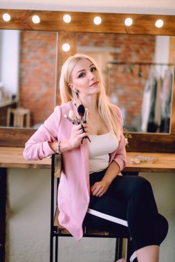 Ayna makyaj odasında yakınındaki poz makyaj sanatçı olumlu güzel sarışın kadın