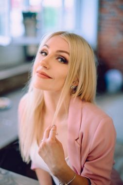 Ayna makyaj odasında yakınındaki poz makyaj sanatçı olumlu güzel sarışın kadın