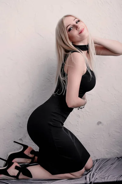 Elegante sinnliche Blondine mittleren Alters im schwarzen Kleid — Stockfoto
