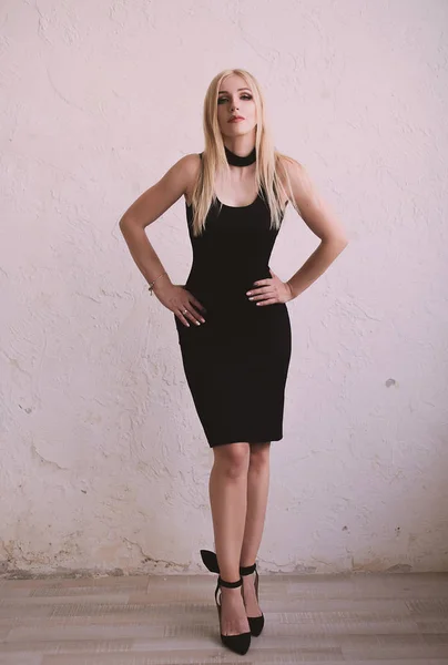 Elegante moda sensual rubia de mediana edad mujer en vestido negro —  Fotos de Stock