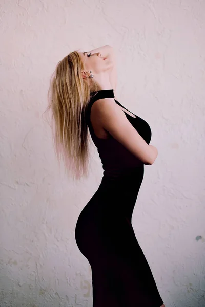 Elegante sinnliche Blondine mittleren Alters im schwarzen Kleid — Stockfoto