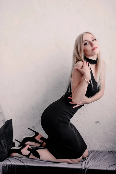 Elegante modieuze sensuele blonde midden leeftijd vrouw in zwarte jurk — Stockfoto
