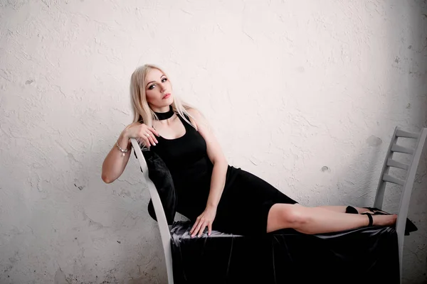Elegantní módní smyslná blondýna středního věku žena v černých šatech — Stock fotografie