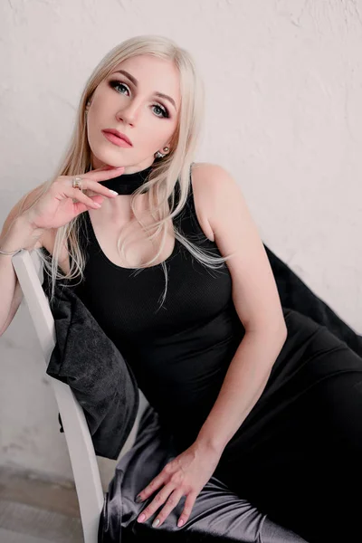 Elegante moda sensual rubia de mediana edad mujer en vestido negro — Foto de Stock