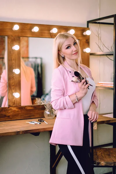 Ayna makyaj odasında yakınındaki poz makyaj sanatçı olumlu güzel sarışın kadın